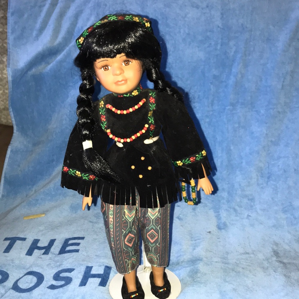 Porcelain Native American doll 17” 💕